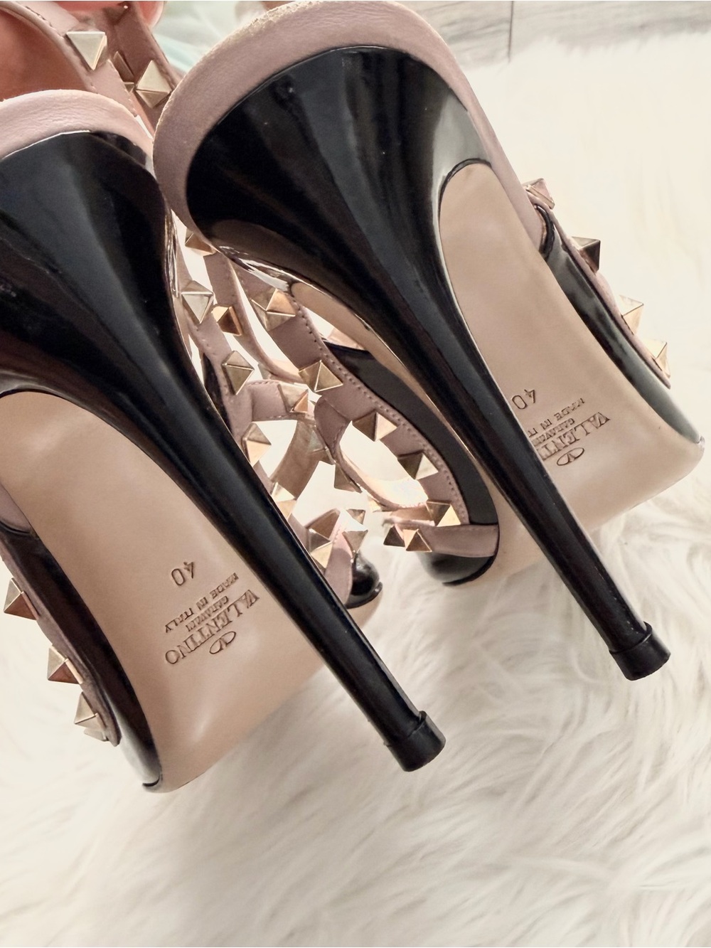 Valentino Garavani Rockstud 100mm Patent T-Strap Heels - Picture 6 of 10